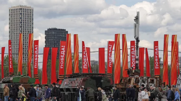 Menschen besichtigen eine Schau zu Kriegstroph&auml;en im Park Pobedy (Park des Sieges) in Moskau. Gezeigt wird Milit&auml;rtechnik aus verschiedenen westlichen L&auml;ndern und der Ukraine. Im Hintergrund zu sehen sind rote Fahnen mit der Aufschrift Pobeda! (auf Deutsch: Sieg). - &copy; Ulf Mauder/dpa
