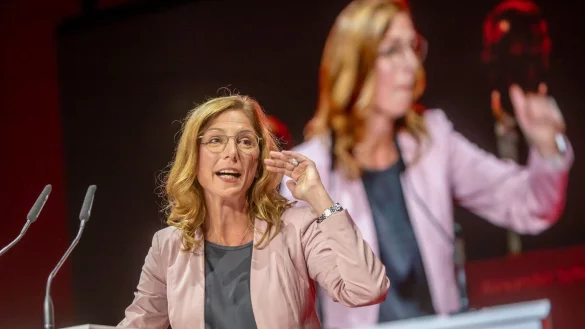 Sabine B&auml;tzing-Lichtenth&auml;ler ist mit gro&szlig;er Mehrheit zur ersten SPD-Chefin in Rheinland-Pfalz gew&auml;hlt worden. - &copy; Helmut Fricke/dpa