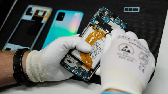 Viele kaufen bei einem Defekt lieber ein neues Handy, anstatt das alte reparieren zu lassen. (Archivfoto) - © Sebastian Willnow/dpa