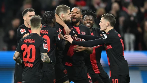 Leverkusener Spieler feiern das Tor zum 2:1. - &copy; Marius Becker/dpa