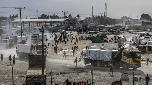 Lastwagen mit Hilfsg&uuml;tern fahren in den Gazastreifen ein - die humanit&auml;re Lage ist laut Hilfsorganisationen katastrophal (Archivbild). - &copy; Abed Rahim Khatib/dpa