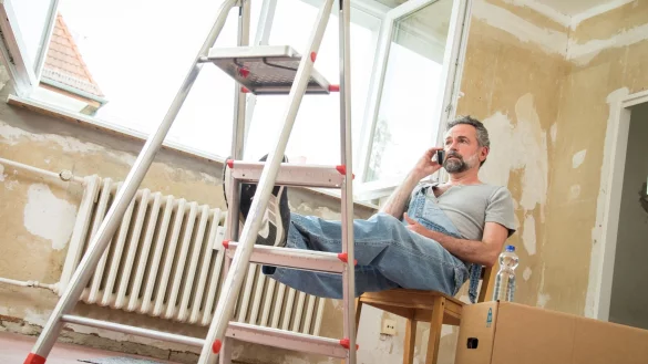 Wer wegen einer dringenden Reparatur einen Handwerker organisieren muss, darf das nicht einfach so w&auml;hrend der Arbeitszeit tun. - &copy; Christin Klose/dpa-tmn