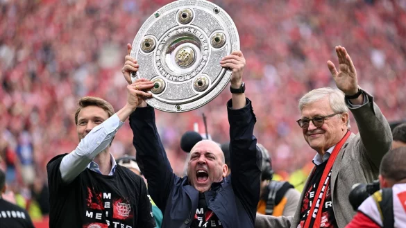 Fernando Carro (M), Vorsitzender der Gesch&auml;ftsf&uuml;hrung bei Leverkusen, und Simon Rolfes (l), Gesch&auml;ftsf&uuml;hrer Sport, jubeln mit der Meisterschale. - &copy; Marius Becker/dpa