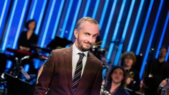 Jan B&ouml;hmermann, Moderator, steht im Anschluss an seine Late-Night-Show &laquo;ZDF Magazin Royal&raquo; vor dem Rundfunk Tanzorchester Ehrenfeld. - &copy; Rolf Vennenbernd/dpa/Archivbild