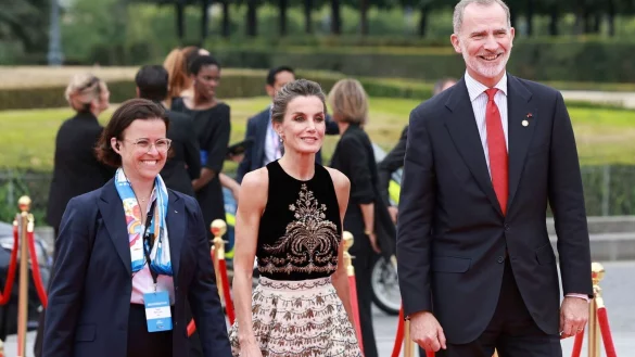 Am Beginn der Sommerferien stand f&uuml;r das spanische K&ouml;nigspaar ein Besuch bei den Olympischen Spielen in Paris an. - &copy; Arturo Holmes/Pool Getty Images Europe/AP/dpa