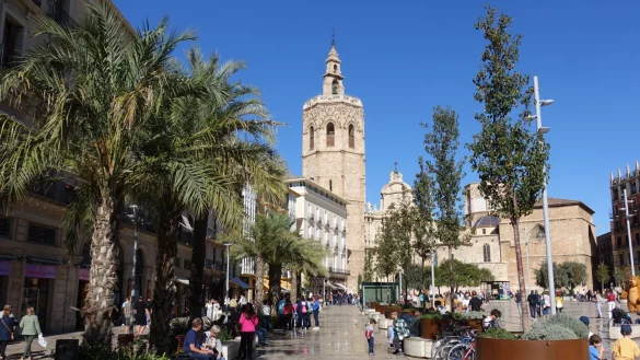 Begr&uuml;nt und nun verkehrsberuhigt: der Platz vor der Kathedrale von Valencia, der Catedral de Santa Mar&iacute;a de Valencia. - &copy; Andreas Drouve/dpa-tmn