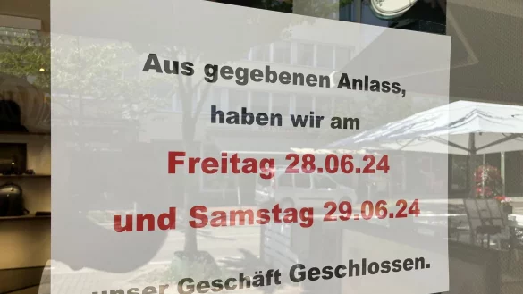 Ein Aushang in einem Einzelhandelsgesch&auml;ft in der N&auml;he der Grugahalle informiert &uuml;ber au&szlig;erplanm&auml;&szlig;ige Schlie&szlig;ungen. Hintergrund sind die ab Freitag erwarteten Proteste gegen einen AfD-Bundesparteitag in der Grugahalle. - &copy; Helge Toben/dpa