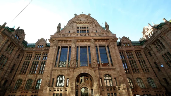 Lehrer m&uuml;ssen Abordnungen an unterversorgte Schulen nicht einfach hinnehmen. Das Verwaltungsgericht M&uuml;nster pocht auf transparente Auswahlkriterien. (Archivbild) - &copy; picture alliance / dpa