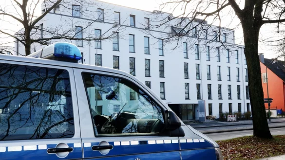 Ein Polizeifahrzeug steht vor dem Geb&auml;ude der Dienststelle &laquo;Siko Ruhr&raquo;. - &copy; Roland Weihrauch/dpa