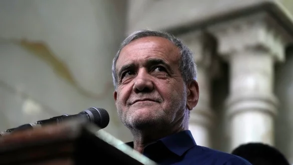 Massud Peseschkian versprach im Wahlkampf Veränderung. Viele Iranerinnen und Iran zweifeln, dass der von ihm ausgehen kann. (Archivbild) - © Vahid Salemi/AP