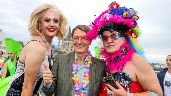Karl Lauterbach ruft beim CSD in K&ouml;ln zum Zusammenstehen auf. - &copy; Christoph Reichwein/dpa