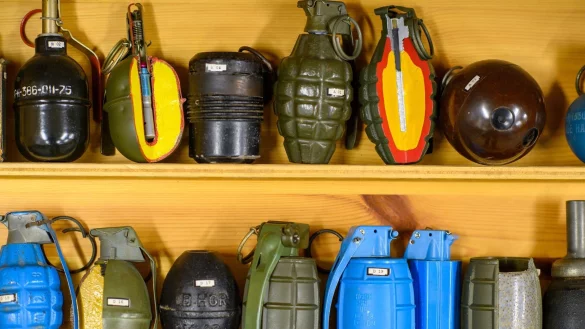 M&uuml;ssen Handgranaten entsch&auml;rft werden, kann das f&uuml;r Besch&auml;ftigte beim Kampfmittelr&auml;umdienst einen spontanen Anruf bedeuten - sie m&uuml;ssen dann los zum Fundort. - &copy; Klaus-Dietmar Gabbert/dpa-tmn/dpa