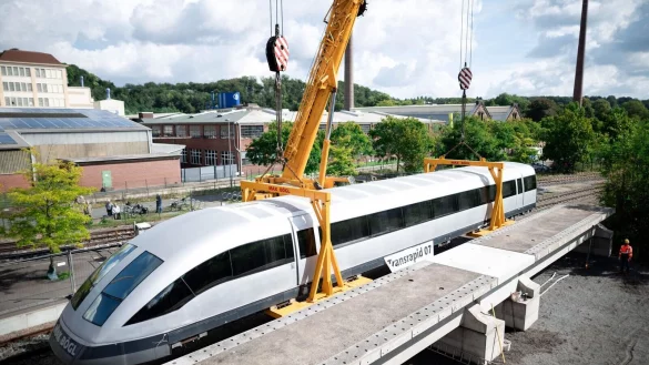 Das einstige Test- und Vorf&uuml;hrfahrzeug wird im Eisenbahnmuseum in Bochum auf einem St&uuml;ck Original-Fahrweg mitsamt riesiger Magneten ausgestellt. - &copy; Fabian Strauch/dpa/dpa-tmn