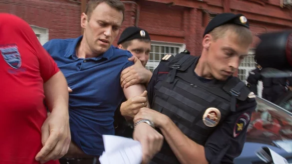 Polizeibeamte halten den russischen Oppositionsf&uuml;hrer Alexej Nawalny (l.) im Juli 2013 fest. - &copy; Alexander Zemlianichenko/AP