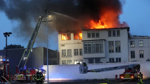 Mit einem Gro&szlig;aufgebot hatte die Feuerwehr den Brand in Bielefeld am Verlagssitz des &laquo;Westfalen-Blattes&raquo; unter Kontrolle gebracht. Jetzt ist die Ursache gekl&auml;rt (Archivfoto). - &copy; Christian M&uuml;ller/Westfalennews/dpa
