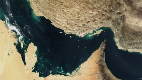 Europ&auml;ische Kriegsschiffe sollen auch in der Stra&szlig;e von Hormus sowie im Persischen Golf und im Golf von Oman zur Begleitung von Handelsschiffen eingesetzt werden k&ouml;nnen. - &copy; -/The Visible Earth/NASA/dpa