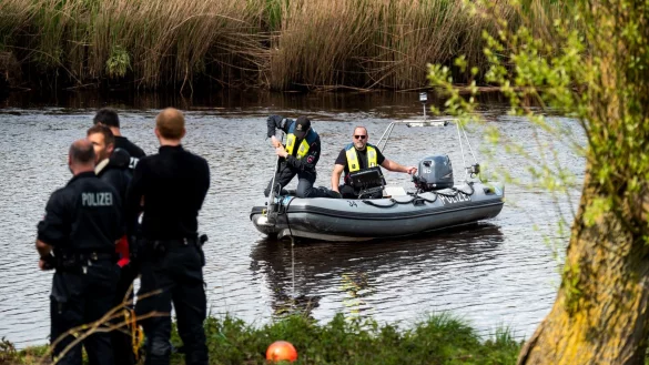 Ein Sonarboot der Polizei am 29. April bei der Suche nach Arian auf der Oste. - &copy; Daniel Bockwoldt/dpa