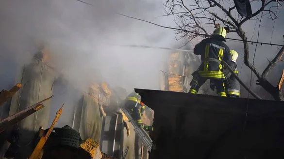 Feuerwehrleute arbeiten an einem brennenden Geb&auml;ude nach einem russischen Angriff in Odessa. - &copy; Uncredited/Ukrainian Emergency Service via AP/AP