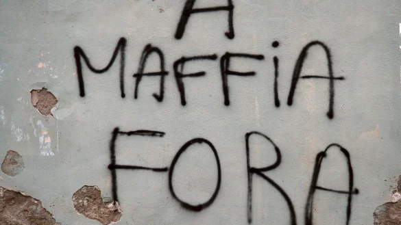 An eine Hausmauer in der korsischen K&uuml;stenstadt Bastia steht auf Korsisch geschrieben &laquo;Mafia raus&raquo;. - &copy; Rachel Bo&szlig;meyer/dpa