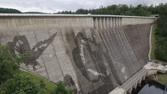 Auf der Staumauer der gr&ouml;&szlig;ten Trinkwassertalsperre Deutschlands wird mit Hochdruckreinigern ein Kunstwerk gemalt. - &copy; Matthias Bein/dpa