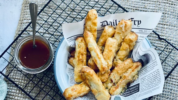 Die Halloumi-Stifte werden aus einem Block des zypriotischen Grillk&auml;ses im Airfryer zubereitet. - &copy; Justyna Szamocka/jussilicious-foodblog.de/dpa-tmn