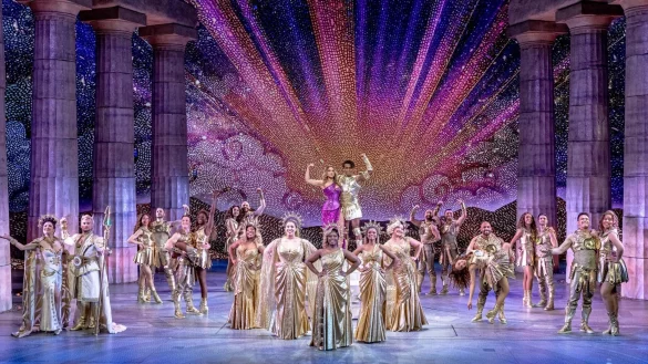 Das Musical &laquo;Hercules&raquo; beeindruckt mit prachtvollen B&uuml;hneninszenierungen im Hamburger Stage Theater Neue Flora. Doch bei den kleinsten Besuchern ist nicht nur Ausdauer im Stillsitzen gefragt. Sie m&uuml;ssen auch Monster mit gruseligen Masken aushalten, der K&ouml;pfe symbolisch abgeschlagen werden. - &copy; Markus Scholz/dpa/dpa-tmn