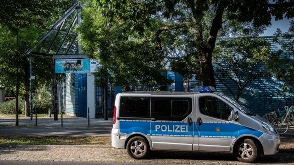 Sicherheitsma&szlig;nahme: Ein Polizeifahrzeug steht im vergangenen Sommer vor einem Freibad in Berlin-Neuk&ouml;lln. - &copy; Paul Zinken/dpa