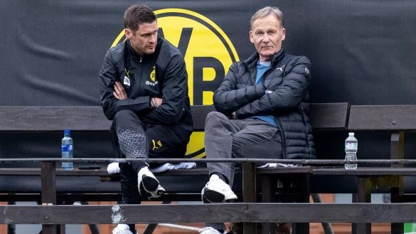 Sportdirektor Sebastian Kehl (l.) und Gesch&auml;ftsf&uuml;hrer Hans Joachim Watzke beobachten das Training. - &copy; David Inderlied/dpa
