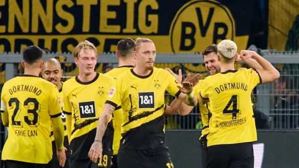 Dortmunds Niclas F&uuml;llkrug (2.v.r.) jubelt mit Teamkollegen &uuml;ber sein Tor zum 3:0. - &copy; Bernd Thissen/dpa