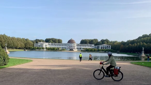 Vorbei geht es auch an Bremens Hollersee. Im Hintergrund das &laquo;Parkhotel Bremen&raquo;. - &copy; Wolfgang Stelljes/dpa-tmn/dpa