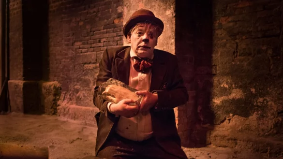 Clown Charly (Ben Becker) kann die Menschen nicht mehr zum Lachen bringen - daher soll eine Serienm&ouml;rderin ihn umbringen. - &copy; Julian Atanassov/ZDF/dpa