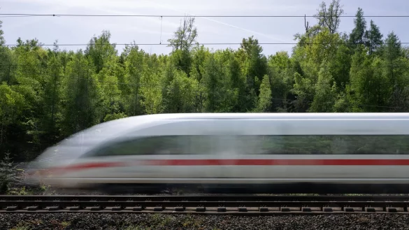 Die Nutzung der Schiene soll ab 2026 noch einmal deutlich teurer werden. (Archivfoto) - &copy; Boris Roessler/dpa