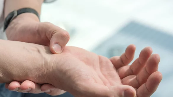 Schmerzen und Kribbeln in den Fingerspitzen und der Hand sind oft auf ein Karpaltunnelsymdrom zur&uuml;ckzuf&uuml;hren. - &copy; Karolin Kr&auml;mer/dpa-tmn/dpa