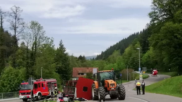 Unfall mit Maiwagen: Rettungskr&auml;fte neben dem umgest&uuml;rzten Maiwagen in Kandern. - &copy; Gudrun Gehr/Oberbadisches Verlagshaus/dpa