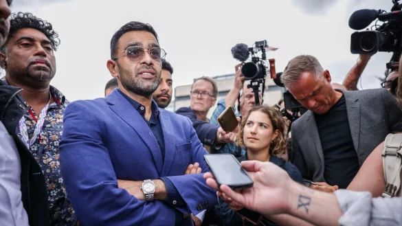 Ein Anwalt prangert das Vorgehen der Polizei an. - © James Speakman/PA Wire/dpa