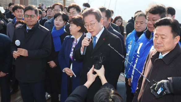 S&uuml;dkoreas Oppositionschef Lee Jae Myung (M) wurde bei einem &ouml;ffentlichen Auftritt von einem Mann mit einem Messer attackiert. - &copy; Sohn Hyung-joo/YONHAP/AP/dpa
