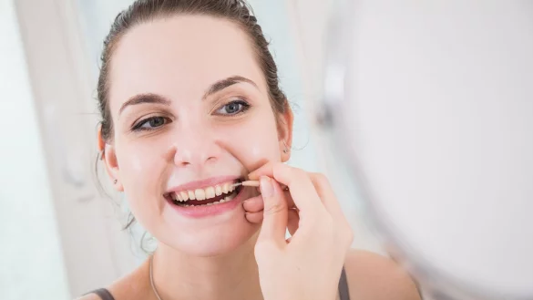 L&auml;sst sich die Interdentalb&uuml;rste mit sanften Druck in den Zahnzwischenraum bewegen, ist die Gr&ouml;&szlig;e optimal. - &copy; Christin Klose/dpa Themendienst/dpa-tmn