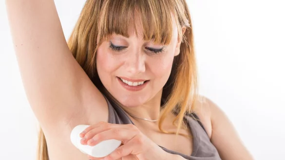 Ohne sch&auml;dliche Inhaltsstoffe: Die Mehrheit der aluminiumfreien Deos k&ouml;nnen im &laquo;&Ouml;ko-Test&raquo; &uuml;berzeugen. - &copy; Christin Klose/dpa-tmn/dpa