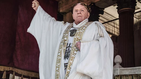 Anthony Hopkins als Kaiser Vespasian . - &copy; Peacock/Episodic/Peacock/dpa