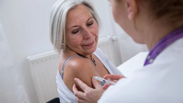 Die Grippeschutzimpfung wird Menschen ab 60 Jahren empfohlen, da bei ihnen das Risiko f&uuml;r schwere Verl&auml;ufe gr&ouml;&szlig;er wird. - &copy; Christin Klose/dpa-tmn