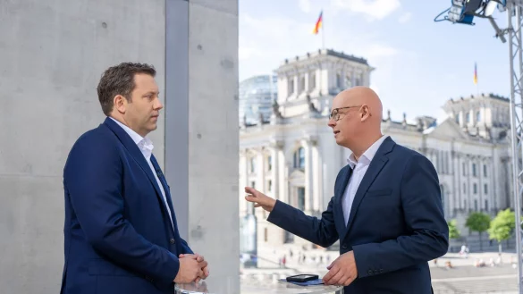 SPD-Parteichef Lars Klingbeil beim ARD-Sommerinterview. - &copy; Christophe Gateau/dpa