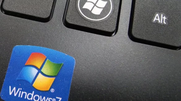 Über 1,8 Millionen Computer in Deutschland laufen noch mit dem veralteten Windows-7-System. - © Mauritz Antin/epa/dpa