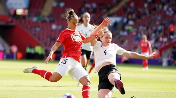 Nicole Billa (l) aus &Ouml;sterreich gegen Sarah Mcfadden aus Nordirland. - &copy; Nick Potts/PA Wire/dpa/Archivbild