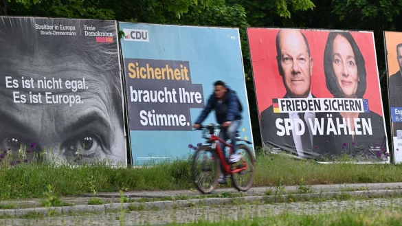 Gro&szlig;plakate der Parteien zur Europawahl. - &copy; Arne Dedert/dpa