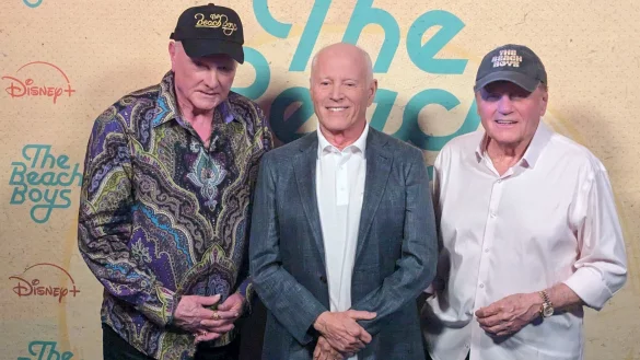 Regisseur Frank Marshall (M) mit den &laquo;Beach Boys&raquo; Mike Love (l) und Bruce Johnston in den Abbey Road Studios in London. - &copy; Philip Dethlefs/dpa