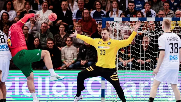 Torh&uuml;ter Andreas Wolff (M) sicherte dem DHB-Team gegen Portugal den Sieg. - &copy; Frank Molter/dpa