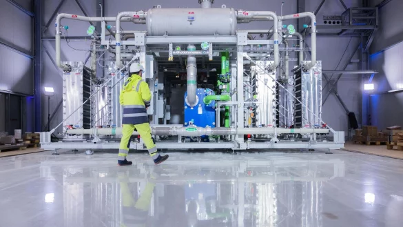 Blick auf einen Elektrolyseur f&uuml;r die Herstellung von gr&uuml;nem Wasserstoff bei Air Liquide. - &copy; Rolf Vennenbernd/dpa