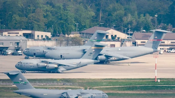 Eine Maschine der United States Air Force rollt auf der US-Air Base Ramstein zum Start. Zahlreiche Verteidigungsminister und ranghohe Milit&auml;rs beraten erneut &uuml;ber weitere Unterst&uuml;tzung der Ukraine. - &copy; Boris Roessler/dpa