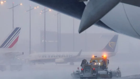 Passagiere haben ein Recht auf Erstattungen oder Ersatzbeförderung, wenn ein Flug aufgrund von starkem Winterwetter ausfällt. - © Daniel Karmann/dpa/dpa-tmn