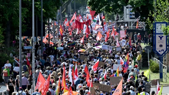 Teilnehmer eines Demonstrationszuges gegen den AfD-Bundesparteitag ziehen zur Grugahalle. - &copy; Henning Kaiser/dpa
